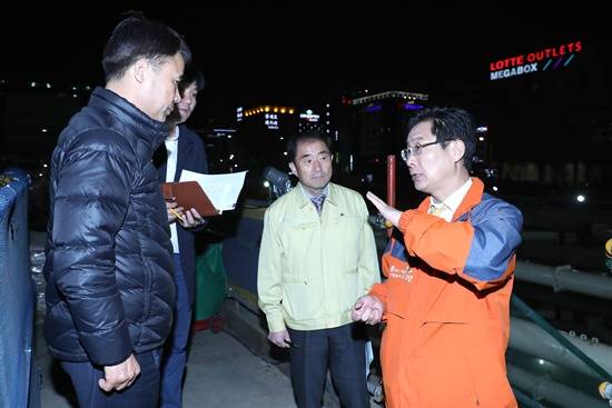 대선 경선을 마친 3일 밤 요진와이시티 업무시설 신축현장을 방문해 안전을 점검하고 있는 최성 고양시장(사진= 고양시)