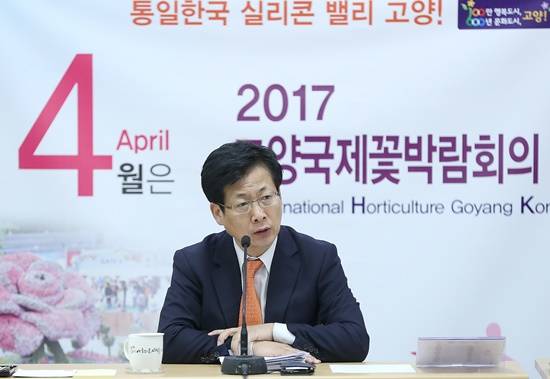 더불어민주당 대선 경선을 마치고 돌아온 최성 고양시장이 간부회의에서 시정에 전념할 것임을 밝히고 있다(사진= 고양시)
