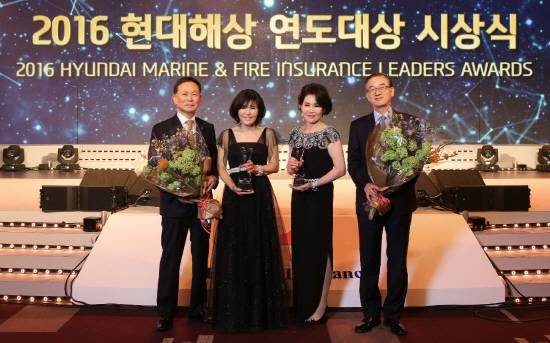 현대해상은 12일 서울 광장동워커힐호텔에서 ‘2016 연도대상 시상식’을 개최했다. 시상식에 참석한 이철영 대표이사 부회장(왼쪽 첫 번째), 설계사 대상방미자씨(왼쪽 두 번째), 대리점 대상 남상분씨(왼쪽 세 번째), 박찬종 대표이사 사장(왼쪽 네 번째)이 기념사진을 촬영하고 있다. (사진=현대해상)