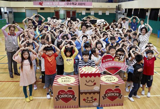 오리온은 국제구호개발 NGO 월드비전이 행복한 교실 문화 정착을 위해 실시하는 ‘교실에서 찾은 희망’ 캠페인을 3년째 후원하고 있다. (사진=오리온)