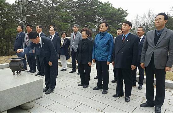 자유한국당 파주시(을) 김동규 당협위원장은 핵심 간부들과 현충탑에서 참배하고 있다(사진= 김진부 기자)