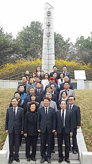 자유한국당 파주시(을) 김동규 당협위원장(앞줄 좌측부터 세번째)이 현충탑 참배를 마치고 당원들과 기념촬영했다(사진= 김진부 기자)