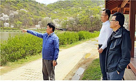 김포시 이홍균 부시장(맨 오른쪽)이 김포시 북부권을 방문해 지역을 살펴보고 있다(사진= 김포시)