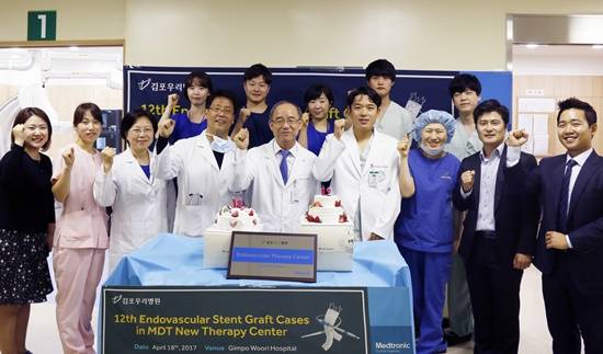김포우리병원 흉부외과 김정철 부장(가운데) 등 관계자들이 스텐트 그라프트 시술 12회 기념식을 개최 후 기념촬영했다(사진= 김포우리병원)