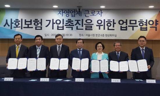 24일 서울시청에서 이원희 국민연금공단 이사장 직무대행(왼쪽 다섯번째)과 박원순 서울시장(왼쪽에서 네번째) 등 관계 기관장들이 모여 업무협약 체결 후 기념촬영을 하고 있다. (사진=국민연금공단)