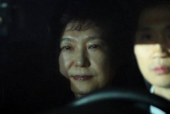 박근혜 정부는 집권 내내 재벌을 통제해 왔다. 뇌물수수 등 혐의로 구속영장이 발부된 박근혜 전 대통령이 지난달 31일 검찰 차량에 타고 서울구치소로 향하고 있다. (사진=연합뉴스)