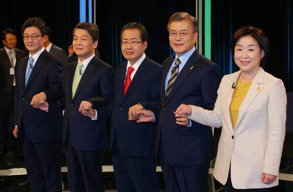 바른정당 유승민 후보(왼쪽부터), 국민의당 안철수 후보, 자유한국당 홍준표 후보, 더불어민주당 문재인 후보, 정의당 심상정 후보가 지난 23일 중앙선관위 주최 대선후보 TV토론회에 참석해 기념촬영을 하고 있다. (사진=연합뉴스)
