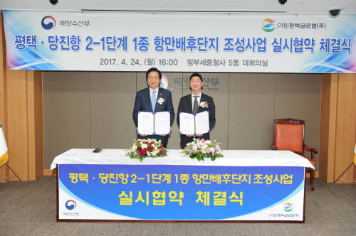 김영석 해양수산부 장관(왼쪽)과 허세홍 ㈜GS글로벌 대표이사(오른쪽)가 실시협약에 서명 후 기념 촬영하고 있다. (사진=GS건설)