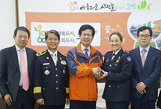 최성 고양시장이 트루디월커 호주 멜버른 소방사령관과 만나 안전도시에 대해 이야기 했다. (좌로부터)윤성선 시민안전교통실장, 박종행 고양소방서장, 최성 고양시장, 트루디월커 멜버른 소방사령관, 성재수 이알에스 아시아 대표(사진= 김진부 기자)