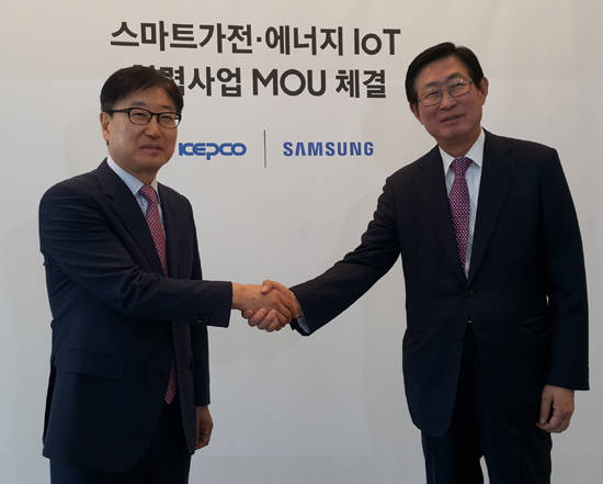 윤부근 삼성전자 대표이사(사진 왼쪽)와 조환익 한국전력 사장이 27일 경기도 수원에 위치한 삼성 이노베이션 뮤지엄(SIM, Samsung Innovation Museum)에서 '에너지 IoT(Internet of Things, 사물인터넷) 사업 협력 양해각서(MOU)'를 체결하고 기념 촬영을 하고 있다. (삼성전자 제공)