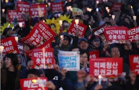 박근혜-최순실 게이트로 촉발된 촛불집회는 결국 헌정 사상 초유의 '대통령 탄핵'이란 결과로 이어졌다. 적폐청산과 박근혜 탄핵을 외치고 있는 촛불집회 모습. (사진=연합뉴스)