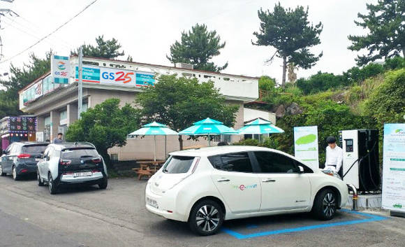 GS25 서귀대포점에 전기차 충전 설비를 구축 후 테스트 충전을 실시하고 있다. (사진=GS리테일)