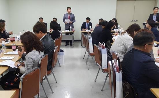 김동규 경기도의원이 여성취업박람회 참여업체 간담회에서 여성취업 문제에 대해 언급하고 있다(사진= 김진부 기자)
