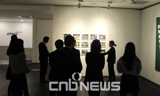 포스코미술관을 찾은 시민들이 큐레이터의 설명을 듣고 있다. (사진=선명규 기자)