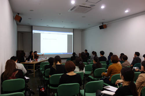 금호미술관은 지난 2005년 경기도 이천에 금호창작스튜디오를 설립하고 잠재력 있는 작가를 지원하고 있다. 사진은 지난해 열린 제7회 비평워크숍에서 참가작가들이 설명을 듣고 있는 모습. (사진=금호미술관)