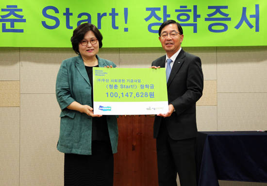 박완석 ㈜두산 부사장(오른쪽)이 문미란 서울장학재단 이사장에게 ‘청춘 Start!’ 장학금을 전달하고 있다. (두산 제공)