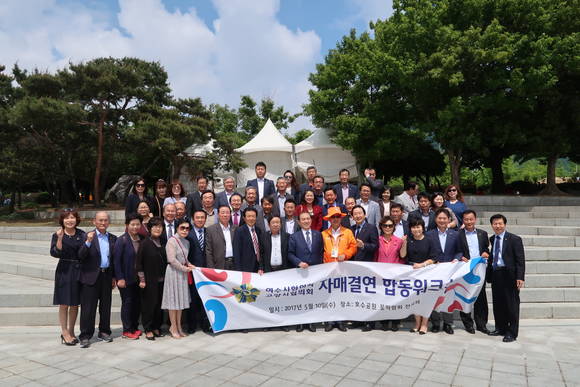 최성 고양시장(가운데 주황색)이 민주평통 고양시-여수시 자문위원들의 자매결연 합동워크숍을 위한 방문을 환영하며 직접 박람회장을 가이드 했다(사진= 민주평통 고양시)