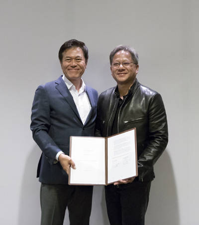 박정호 SK텔레콤 사장(왼쪽)과 젠슨 황 엔비디아 CEO는 11일(현지시간) 미국 산 호세에서 자율주행차 공동 프로젝트 관련 전략적 협약을 체결했다. (사진=SK텔레콤)