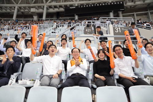 최광호 한화건설 대표이사와 신입사원을 비롯한 선배사원들이 멘토링 활동의 일환으로 한화이글스를 응원하고 있다. (사진=한화건설)