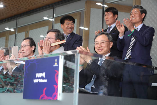 20일 전북 전주월드컵경기장에서 열린 ‘FIFA U-20 월드컵 코리아 2017’ 개막전에 참석한 황창규 KT 회장(우측 하단 첫번째)이 주요 내빈들과 함께 한국 선수들의 선전을 응원하고 있다. (KT 제공)