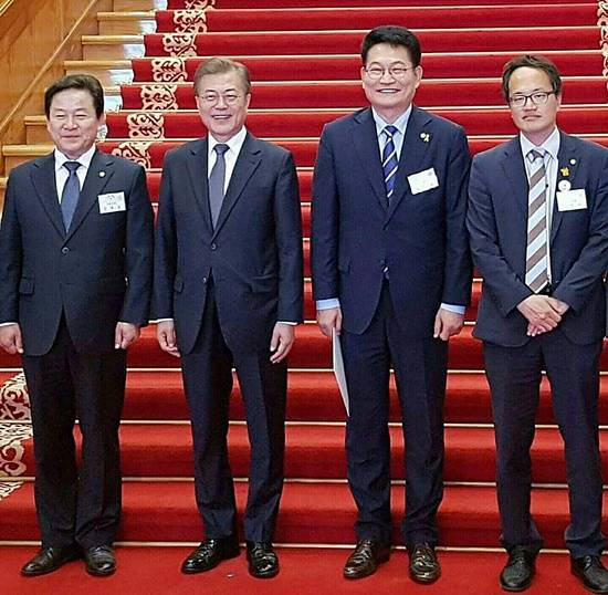 지난 16일 문재인 대통령과 갖은 청와대 오찬 모임에서 정재호 의원(맨 왼쪽 부터), 문재인 대통령, 송영길 의원, 박주민 의원 등이 기념촬영하고 있다(사진캡쳐= 김진부 기자 )