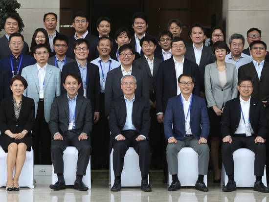 구현모 KT 경영지원총괄 사장(앞줄 우측에서 두번째), 중국 차이나모바일 샤위에지아 부총재(앞줄 우측에서 세번째), 일본 NTT도코모 나카야마 토시키 부사장(앞줄 우측에서 네번째)이 3사 임직원들과 기념촬영을 하고 있다. (사진=KT)