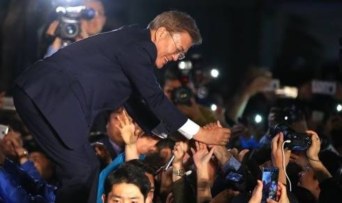 문재인 정부의 출범 후 경기회복, 북한핵문제, 사드보복 등이 해결될 것이란 기대감으로 국내 증시 상승 요인이 여전한 점도 외인 투자자가 국내 주식을 매력적으로 보는 이유로 꼽힌다. 지난 9일 문재인 대통령이 당선 확정된 후 광화문에서 지지자들과 만난 모습. (사진=연합뉴스)