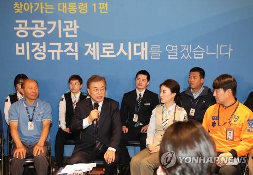 문재인 대통령이 '비정규직의 정규직 전환'을 강조하면서 비정규직 비중이 높은 건설업계에겐 압박으로 다가오고 있다. 지난 12일 인천공항공사를 찾은 문재인 대통령의 모습. (사진=연합뉴스)