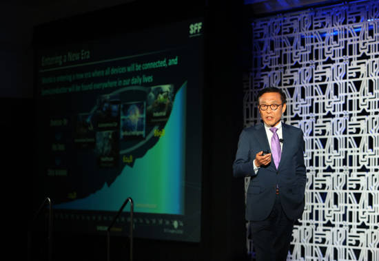 김기남 삼성전자 반도체총괄 사장이 미국 산타클라라에서 열린 '삼성 파운드리 포럼(Samsung Foundry Forum)'에서 삼성전자의 최신 파운드리 공정 기술과 솔루션을 발표하고 있다. (삼성전자 제공)