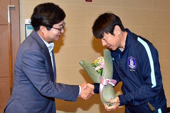 염태영 시장이 신태용 감독을 격려하고 있다.(사진=수원시)