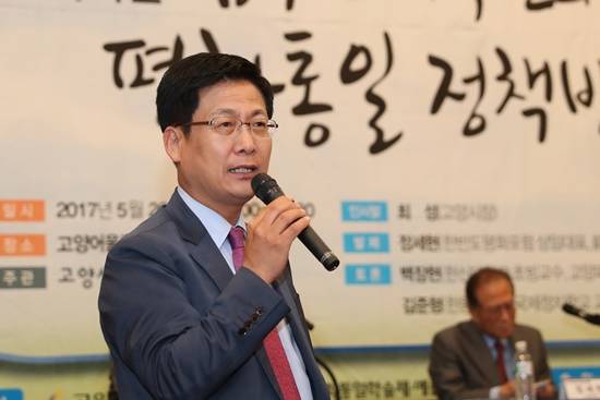 최성고양시장이 고양어울림누리에서 개최된 평화통일 세미나에서 인사말을 하고 있다(사진= 고양시)