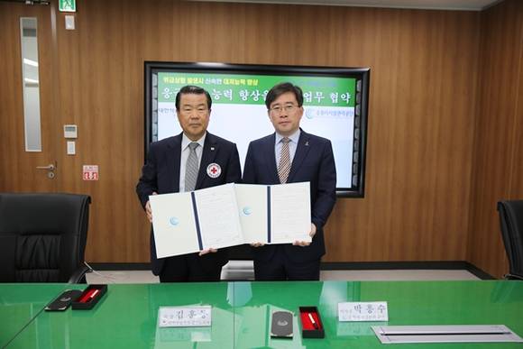 왼쪽부터 김훈동 대한적십자사 경기지사 회장, 박흥수 수원시시설관리공단 이사장