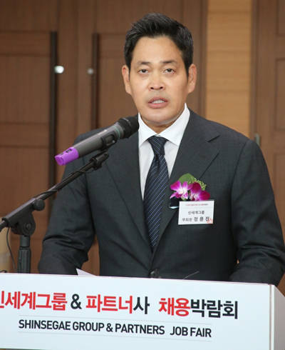 지난달 31일 신세계그룹 주최로 일산 킨텍스 제1전시장에서 열린 '신세계그룹&파트너사 채용박람회' 개막식에서 정용진 신세계그룹 부회장이 인사말을 하고 있다. (사진=연합뉴스)