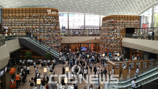 지난달 31일 신세계는 서울 강남구 스타필드 코엑스몰에 '열린 도서관'을 표방하는 '별마당 도서관'을 열었다. 사진은 개관 당일 시민들로 북적이는 모습. (사진=선명규 기자)
