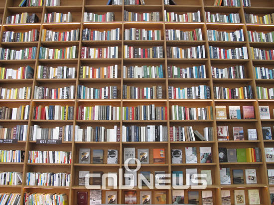 아파트 4층 높이에 해당하는 13미터 대형 서가에 책이 빼곡히 차있다. (사진=선명규 기자)