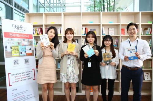 한화건설 직원들이 ‘채움’ 사내도서관에서 기념촬영을 하고 있다. (사진=한화건설)