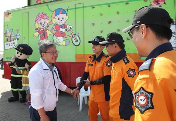 화성 뱃놀이 축제를 위해 애써준 자원봉사자와 관계기관에 감사의 마음을 표하는 채인석 화성시장(사진=화성시)