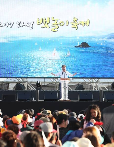 폐막식에서 내년을 기약하며 관람객들에게 인사하고 있는 채인석 화성시장(사진=화성시)