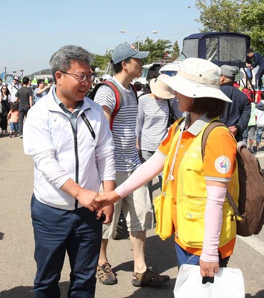 화성 뱃놀이 축제를 위해 애써준 자원봉사자와 관계기관에 감사의 마음을 표하는 채인석 화성시장(사진=화성시)