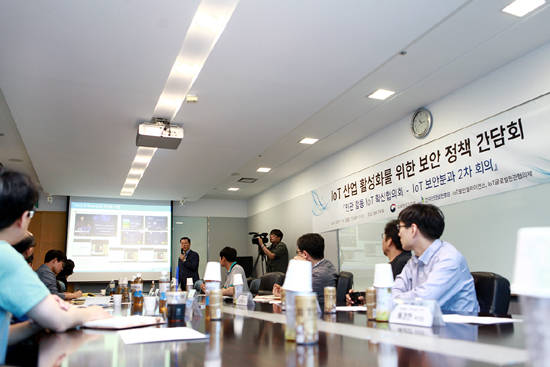 SK텔레콤이 산학연 전문가들로 구성된 ‘IoT 보안 분과’의 의장사로 선임돼, 국내 IoT 보안의 기초 다지기에 나섰다고 4일 밝혔다. 사진은 지난 2일 SK텔레콤 을지로 본사에서 개최된 IoT 보안 분과 회의에서 참석자들이 논의하는 모습 (SK텔레콤 제공)