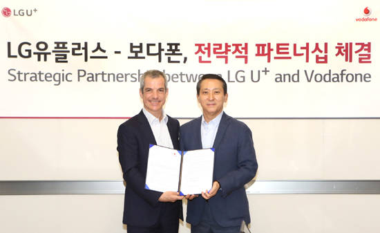 권영수 LG유플러스 부회장(오른쪽), Diego Massidda 영국 보다폰 파트너 마켓 CEO (사진=LG유플러스)