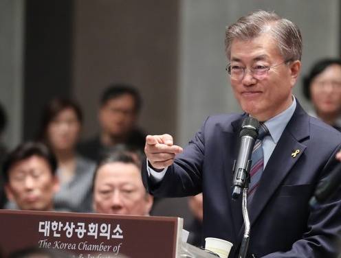 문재인 대통령은 후보 시절부터 전경련을 적폐로 규정하며, 대한상공회의소에 힘을 실어줬다. 이 때문에 전경련을 활용하지 않을 것이란 예상도 우세한 상황이다. 지난 4월 대한상공회의소 초청강연에 참석한 당시 문재인 대통령 후보자 모습. (사진=연합뉴스)