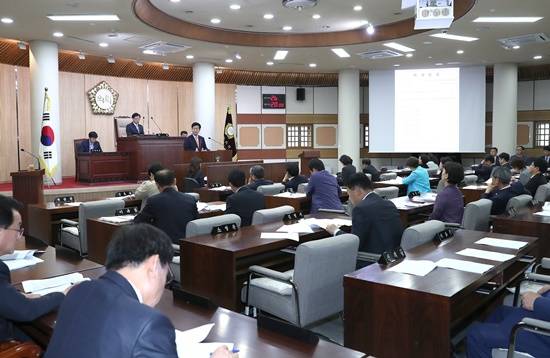 최성 고양시장이 제 213회 고양시의회 제1차 정례회에서 시정질의에 답변하고 있다(사진= 고양시)