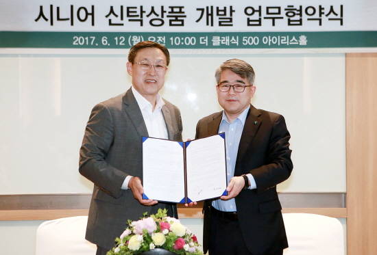 12일 서울시 광진구 자양동 소재 더 클래식500 아이리스홀에서 진행된 업무협약식에서 KEB하나은행 신탁사업단 김재영 전무(사진 오른쪽)와 더 클래식500 박동현 사장(사진 왼쪽)이 기념촬영을 하고 있다. (사진=KEB하나은행)