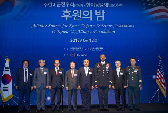 사진 왼쪽부터 SM그룹 우오현 회장, 주한미군전우회 권오성 부회장, 이종명 국회의원, 한미동맹재단 유명환 이사장, 한미동맹재단 정승조 회장, 빈센트 브룩스 한미연합사령관, 한화테크윈·한화디펜스 신현우 대표, 임호영 한미연합사부사령관 (사진=한화)