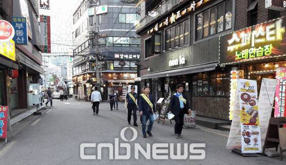 팬택 건물 앞 골목에는 100여개의 음식점들이 ‘먹자골목’을 형성하고 있다. (사진=도기천 기자)
