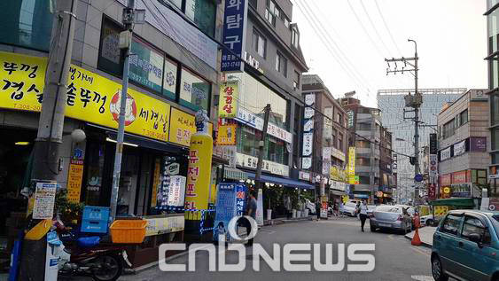 한샘 입주 소식에 침체됐던 상암동 상권이 들썩이고 있다. 팬택 건물 앞 먹자골목의 14일 오후 풍경. (사진=도기천 기자)