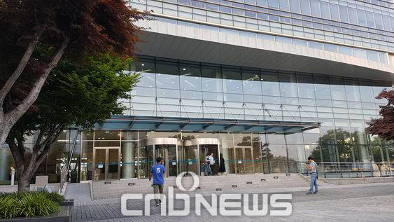 팬택은 두 차례 워크아웃을 거치면서 현재는 50여명의 직원이 6개 층만 사용하고 있다. 14일 오후 7시 무렵 팬택 직원들이 퇴근하고 있다. (사진=도기천 기자)