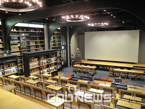 CGV명동역 씨네라이브러리는 영환 관련 서적 1만여권을 보유하고 있다. 좌석 사이가 넓어 방해없 이 독서 삼매경에 빠질 수 있다. (사진=선명규 기자)