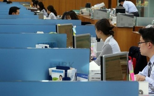 은행권에서 유연근무제가 확산되고 있지만 실적압박이 여전한 상황에서 오히려 부담만 가중시킨다는 비판의 목소리가 상당하다. (사진=연합뉴스)